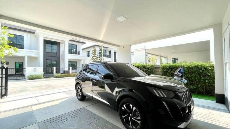 Luxurious eco-friendly 4-bedroom house at Setthasiri Bangna Suvarnabhumi for rent. 247 sqm, solar rooftop, EV charger. Rent 120,000 THB/month.