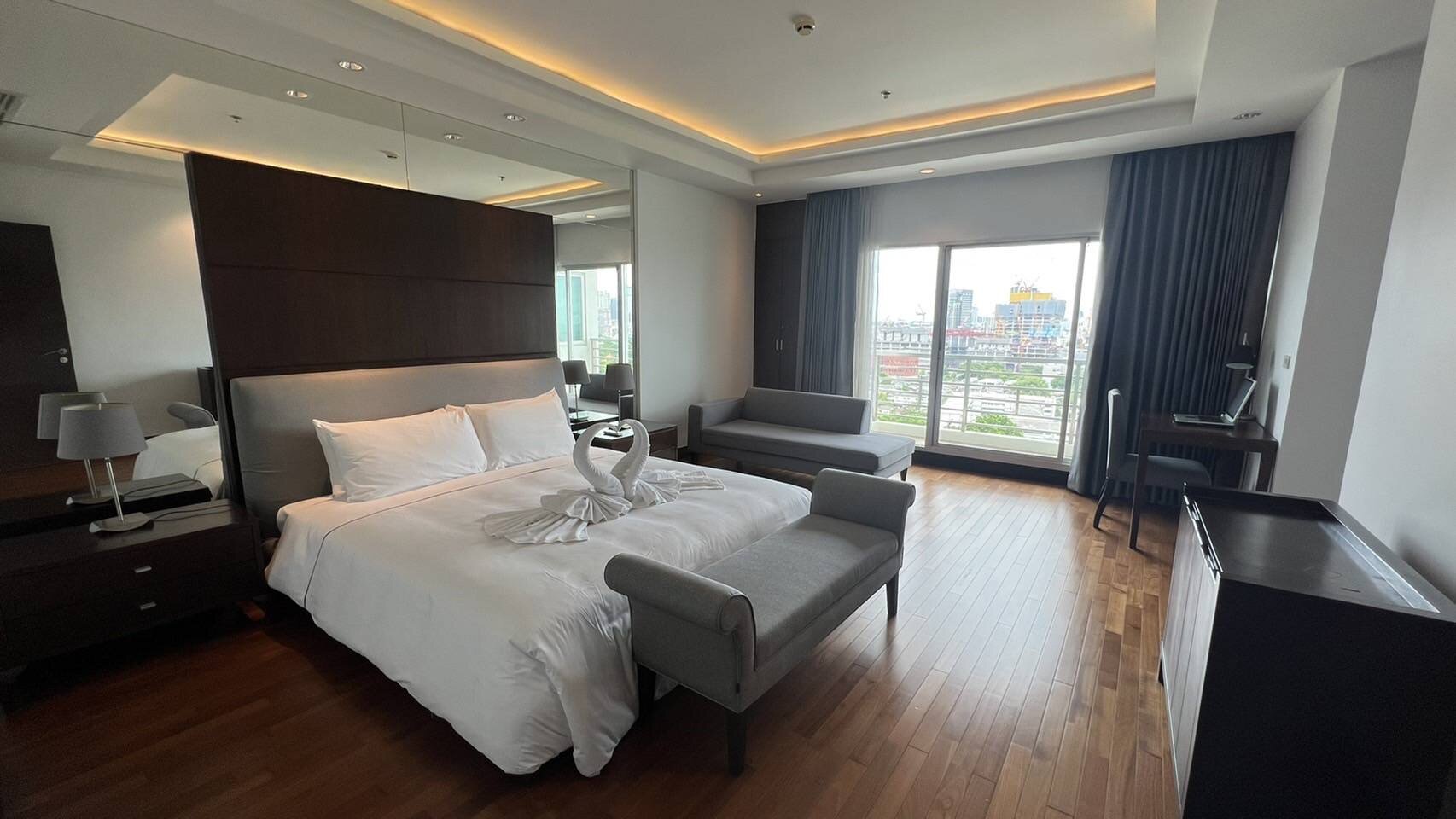 3-Bed, 4-Bath, 220 sqm Condo for Rent at Royal Residence Park, Pathum Wan – Luxurious Living Near MRT Lumpini, ฿140,000/month