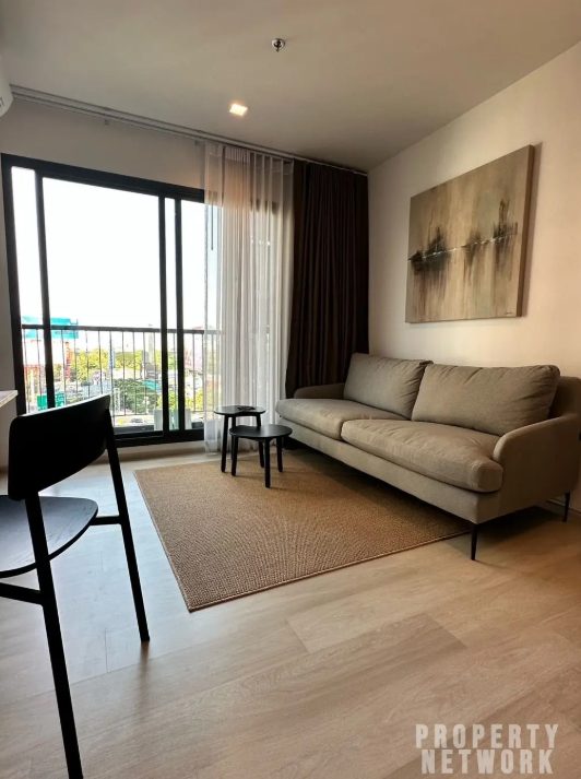 Modern 1-Bedroom Condo at Life One Wireless near BTS Phloen Chit. 38 sqm, fully furnished, with pool, gym, and sauna. 29,000 THB/month.