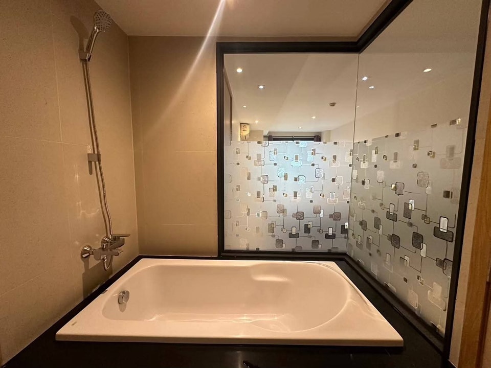 1-Bedroom, 1-Bathroom Condo at Socio Reference 61, 42.62 sqm, Rent ฿20,000/month or Purchase ฿4.6M, Near BTS Ekkamai, Fully Furnished