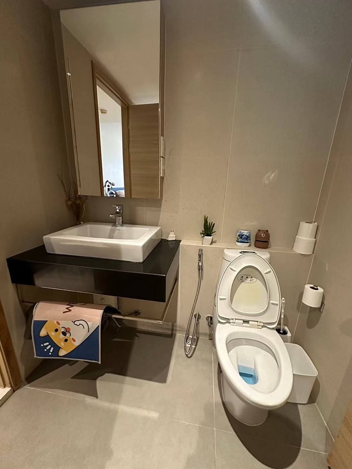 1-Bedroom, 1-Bathroom Condo at Socio Reference 61, 42.62 sqm, Rent ฿20,000/month or Purchase ฿4.6M, Near BTS Ekkamai, Fully Furnished