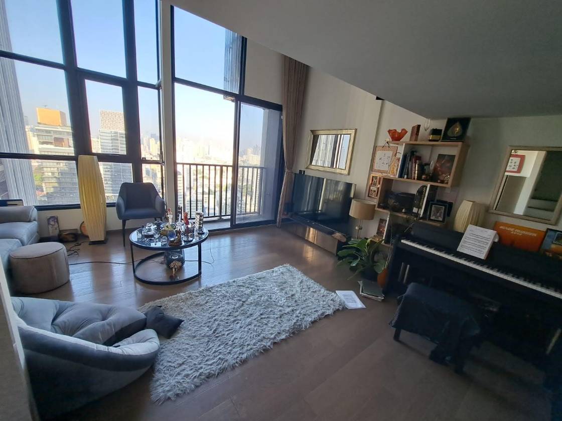 Modern 1-bed, 1-bath condo at Park Origin Thonglor, 46 sqm. Rent for 50,000 THB/month, available from April or May. Stylish living near BTS!
