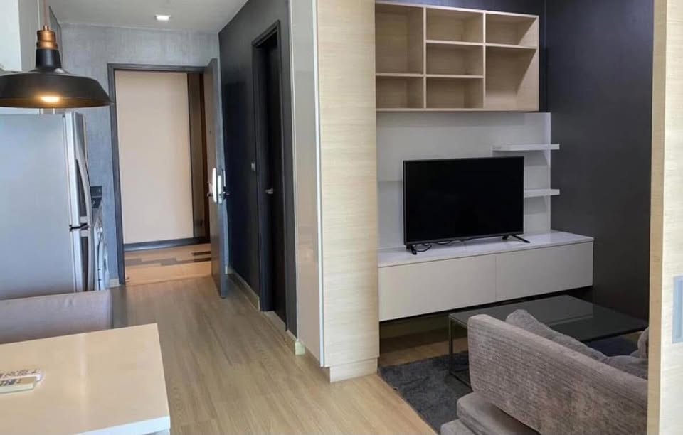 Experience luxury living at Sky Walk Residences in Sukhumvit! 1-bedroom condo on the 40th floor with stunning city views. Fully furnished, 17,000 THB/month.