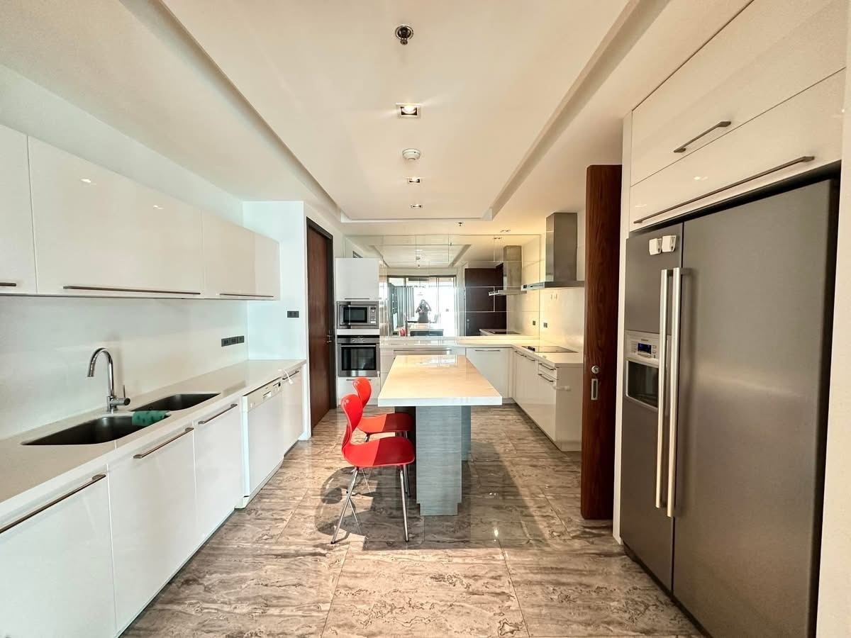 5-Bedroom 4-Bathroom 300sqm Belgravia Residences for Rent near BTS Phrom Phong at 200,000 THB/month – Luxury, Pet-Friendly Condo in Sukhumvit