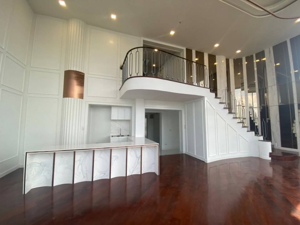 Luxurious 600 sqm penthouse for sale at Moon Tower Condominium, Sukhumvit 27th floor. 5 bedrooms, 7 bathrooms, panoramic views, large balcony. Priced at THB 75M