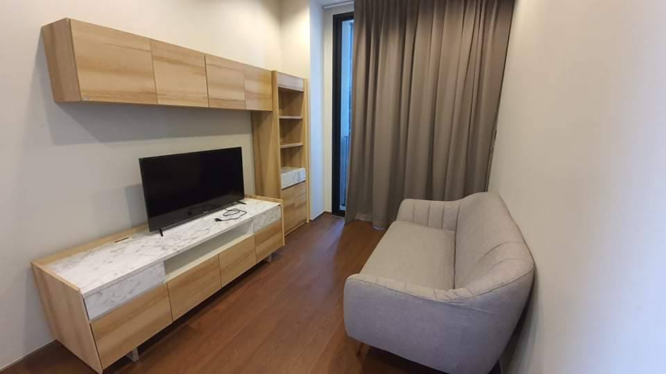 Modern 2-bed, 1-bath condo at Ideo Q Victory, 45 sqm, with monument view and just 0 meters from BTS Victory Monument. Rent for 38,000 THB/month.