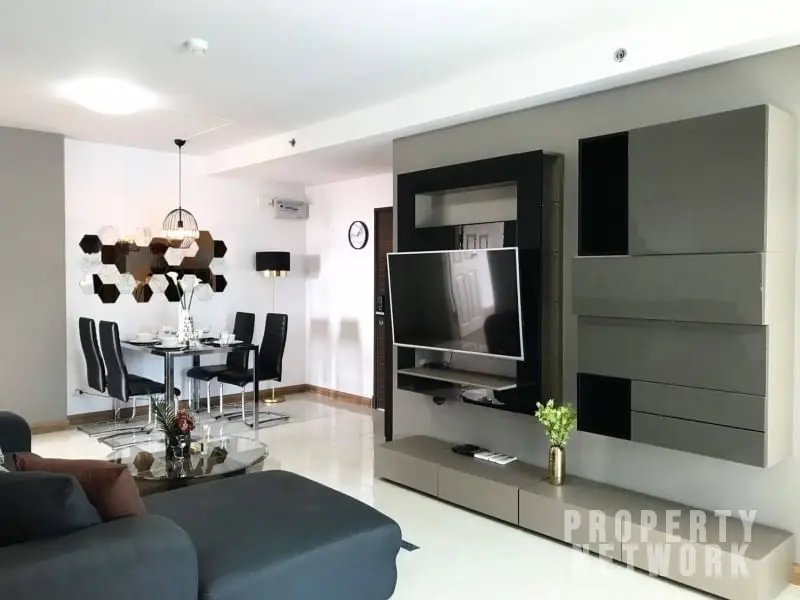 ully furnished 2-bedroom condo on the 40th floor of Supalai Park Ekamai Thonglor with city skyline views.