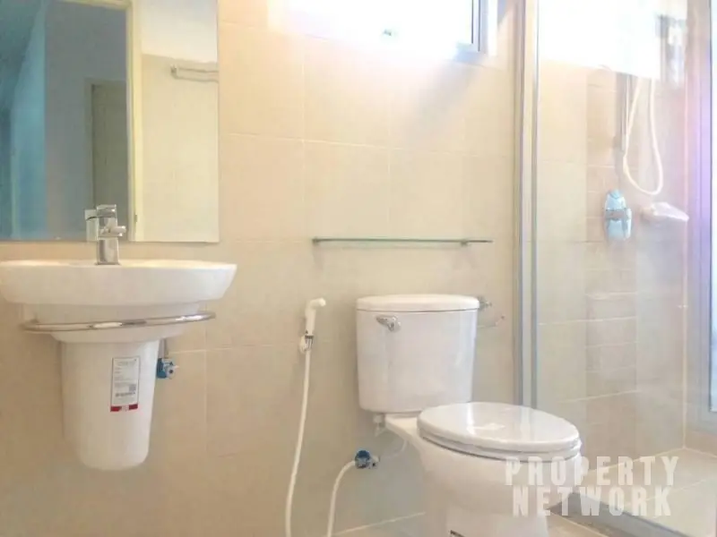 ully furnished 2-bedroom condo on the 40th floor of Supalai Park Ekamai Thonglor with city skyline views.