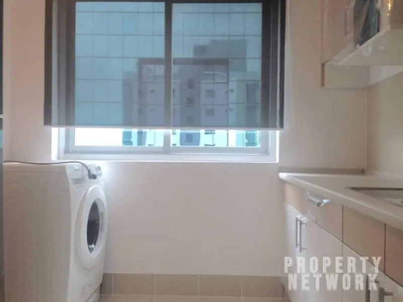 ully furnished 2-bedroom condo on the 40th floor of Supalai Park Ekamai Thonglor with city skyline views.