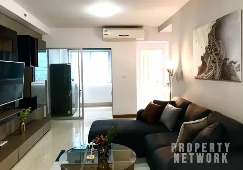 ully furnished 2-bedroom condo on the 40th floor of Supalai Park Ekamai Thonglor with city skyline views.