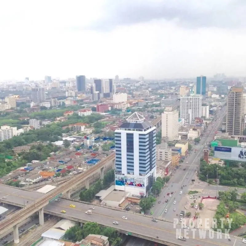 ully furnished 2-bedroom condo on the 40th floor of Supalai Park Ekamai Thonglor with city skyline views.