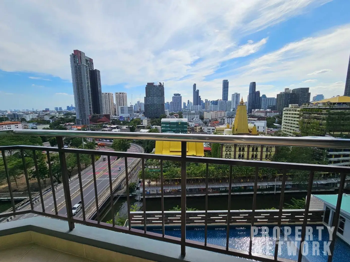 Exterior view of Supalai Park Ekamai Thonglor, featuring a modern high-rise building with stunning city views and premium facilities like a swimming pool and gym.
