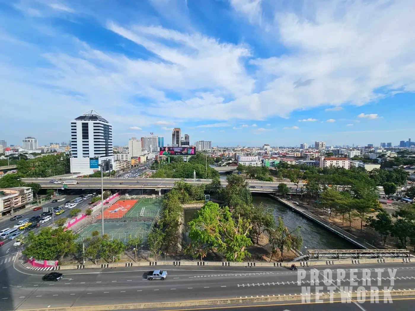 Exterior view of Supalai Park Ekamai Thonglor, featuring a modern high-rise building with stunning city views and premium facilities like a swimming pool and gym.