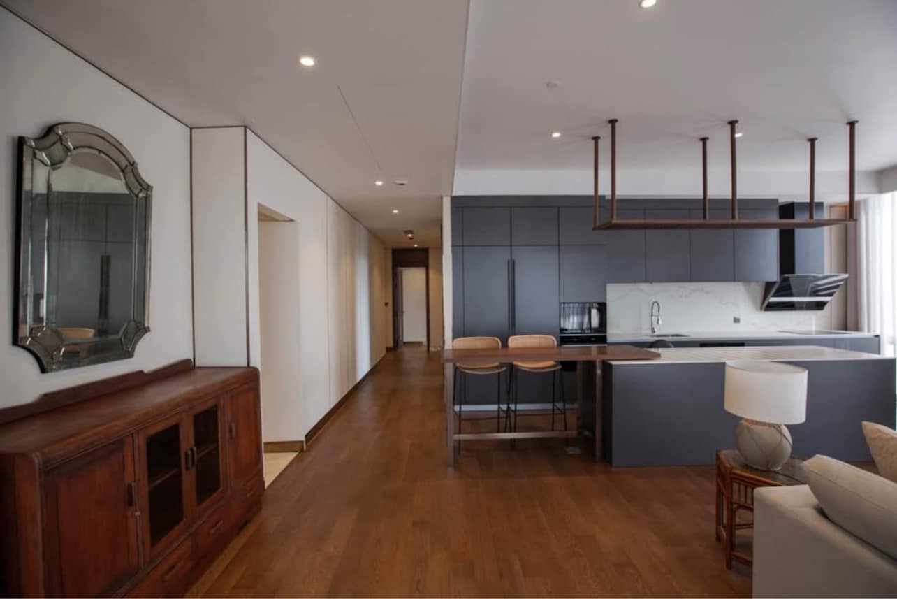 Luxury 3-bedroom, 3-bathroom penthouse with 280 sqm, large balcony, and premium furnishings at MUNIQ Langsuan, Bangkok. Pet-friendly and centrally located.