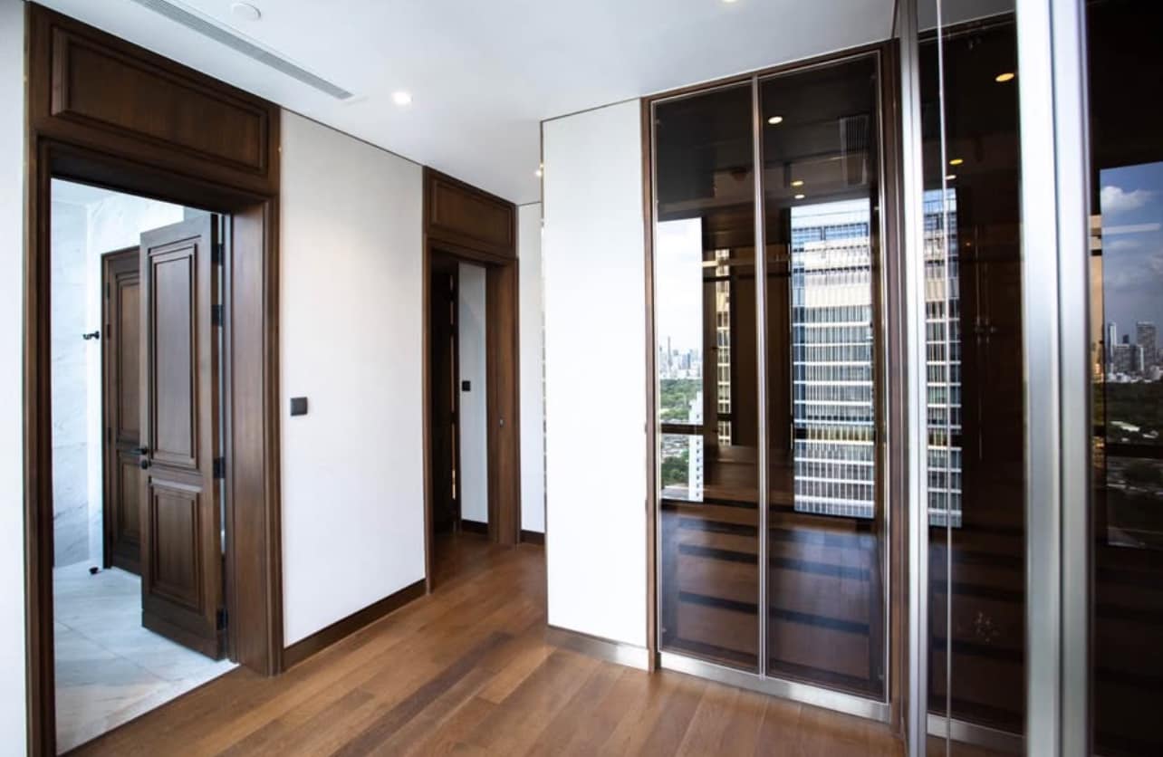 Luxury 3-bedroom, 3-bathroom penthouse with 280 sqm, large balcony, and premium furnishings at MUNIQ Langsuan, Bangkok. Pet-friendly and centrally located.