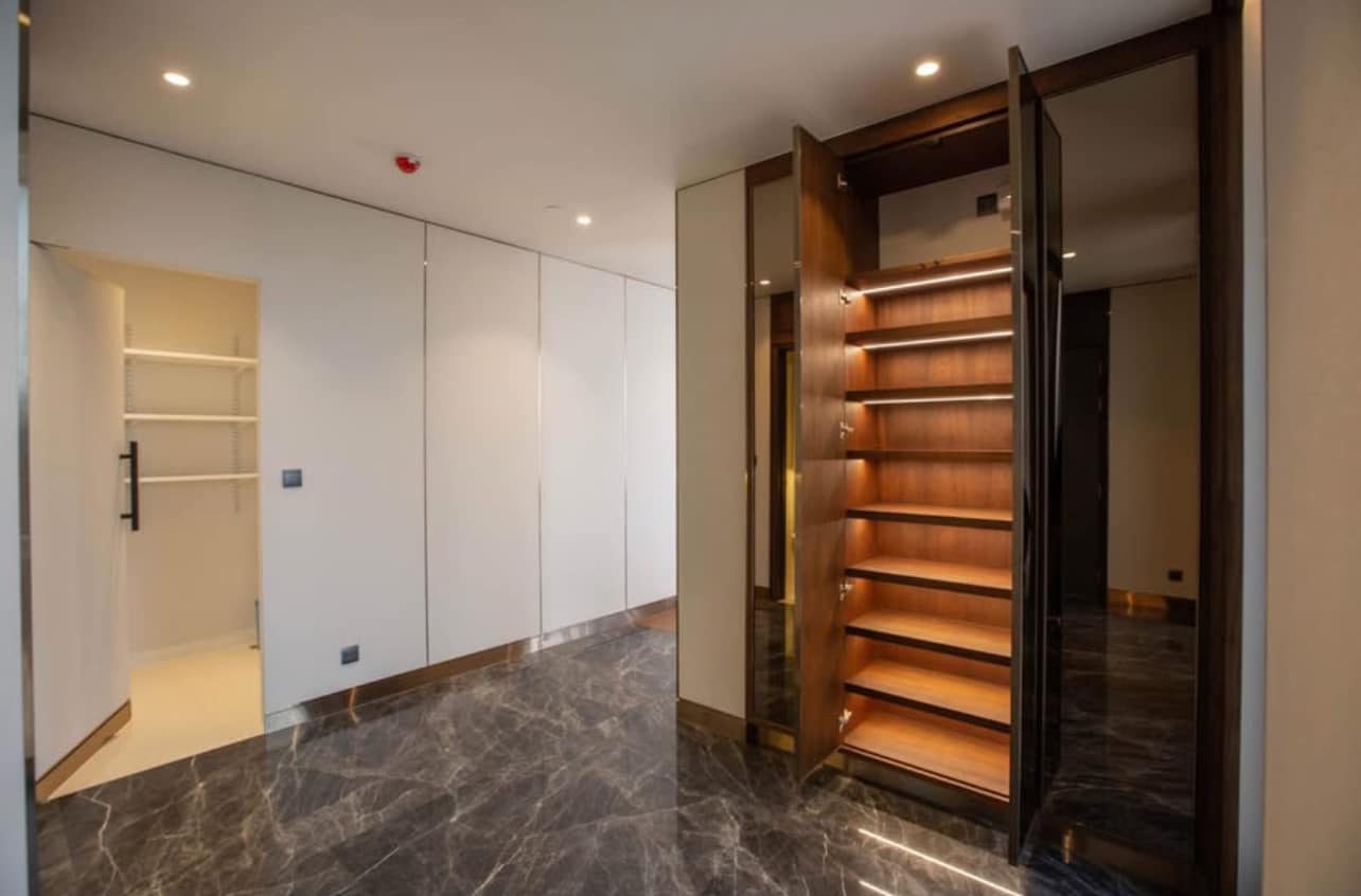 Luxury 3-bedroom, 3-bathroom penthouse with 280 sqm, large balcony, and premium furnishings at MUNIQ Langsuan, Bangkok. Pet-friendly and centrally located.