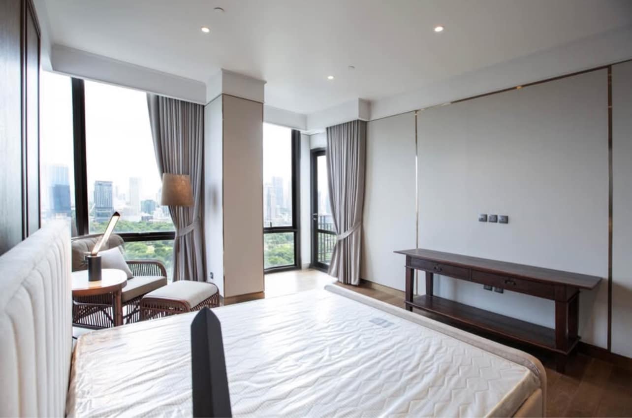 Luxury 3-bedroom, 3-bathroom penthouse with 280 sqm, large balcony, and premium furnishings at MUNIQ Langsuan, Bangkok. Pet-friendly and centrally located.