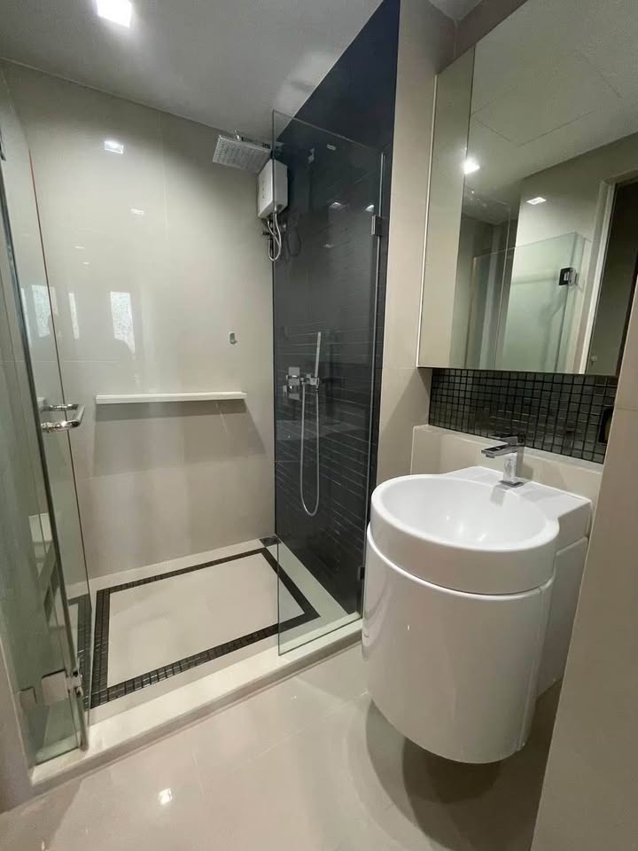 Modern 1-bedroom, 1-bathroom condo at Rhythm Sathorn 21, 35 sqm, fully furnished, city view, near BTS Saphan Taksin and Surasak.