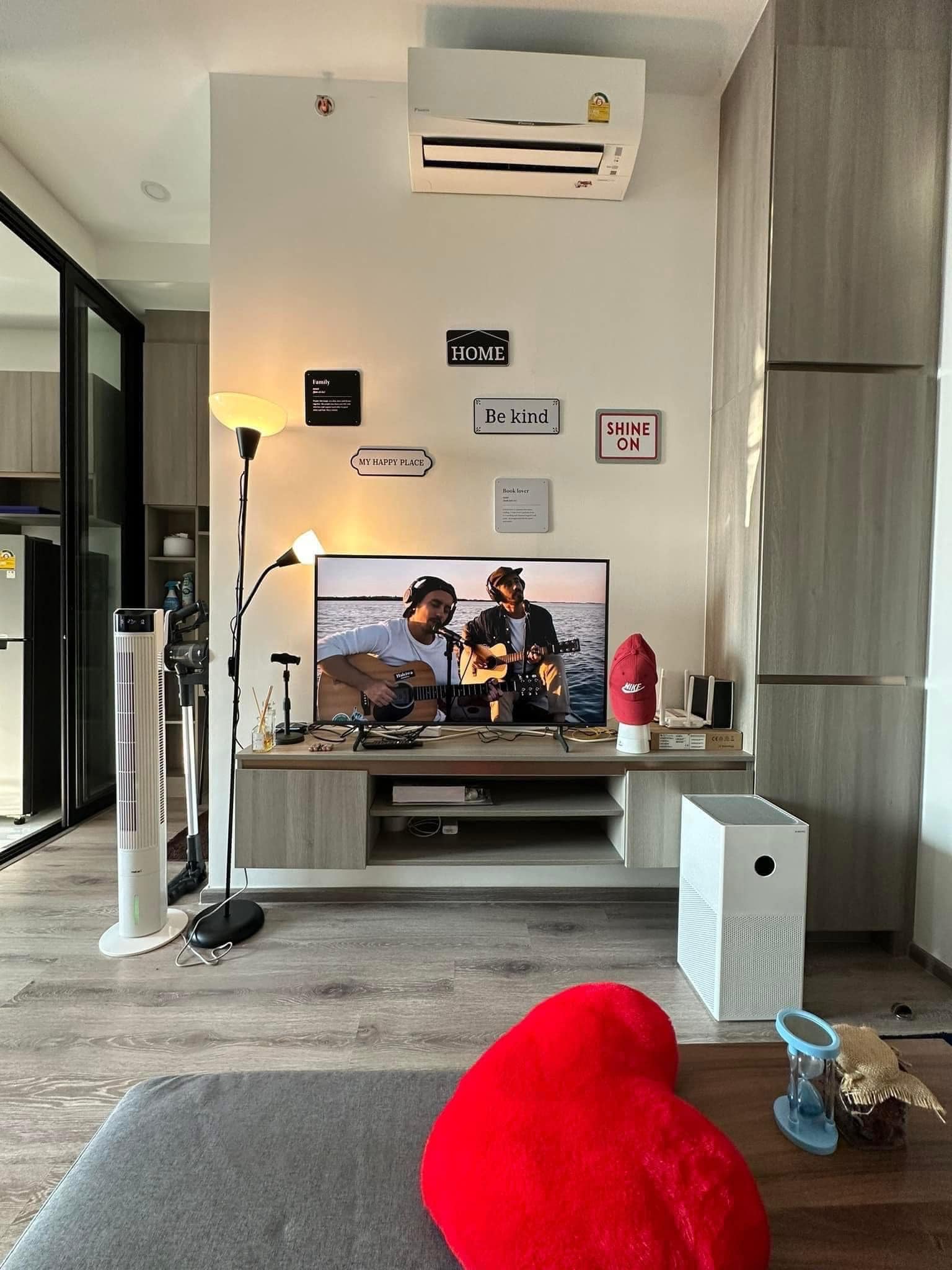 Fully furnished 1-bedroom condo, 28 sqm, at Knightsbridge Prime Onnut. High floor, city views, near BTS Onnut and Big C Onnut. Perfect for urban living.