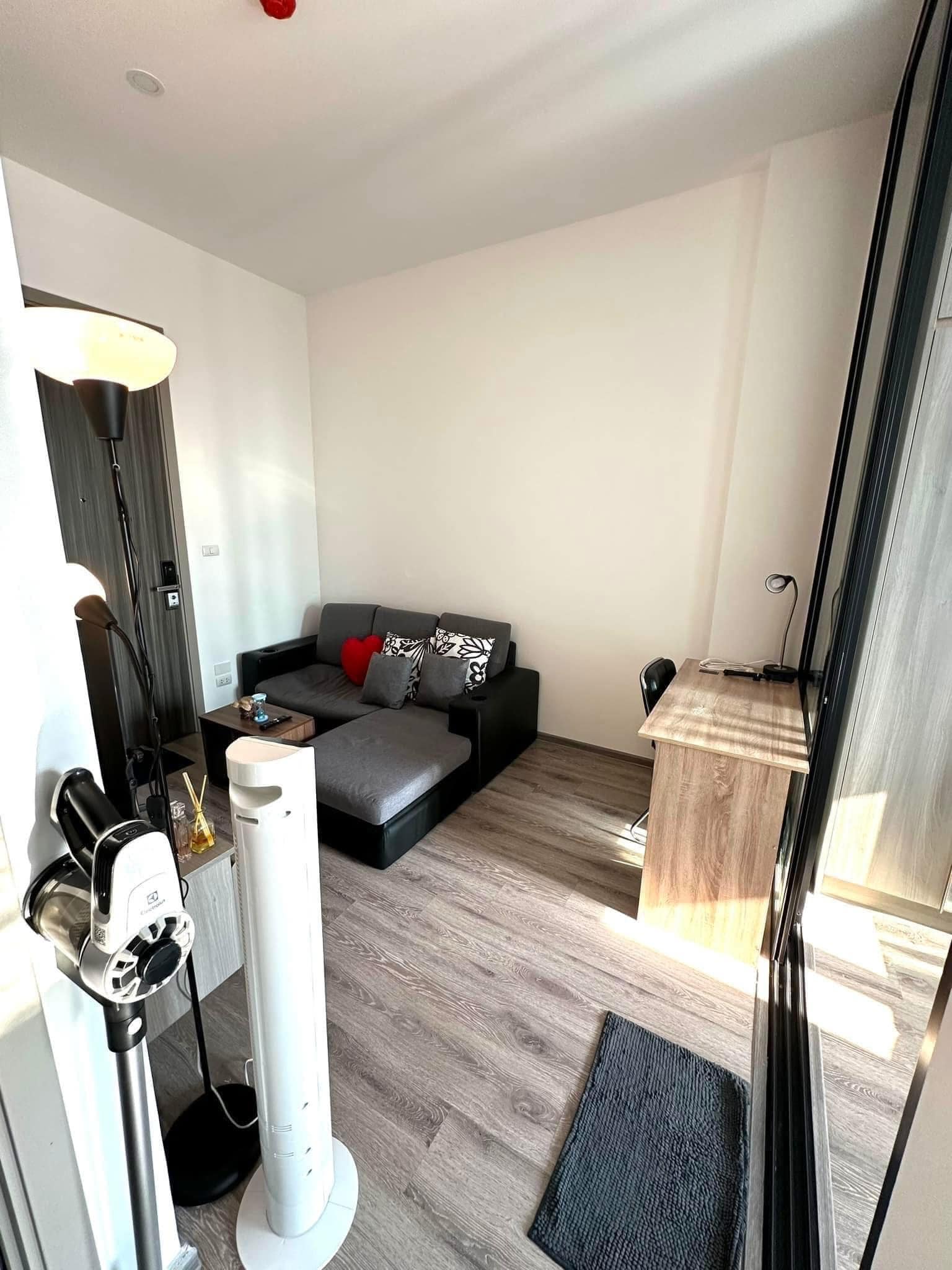 Fully furnished 1-bedroom condo, 28 sqm, at Knightsbridge Prime Onnut. High floor, city views, near BTS Onnut and Big C Onnut. Perfect for urban living.