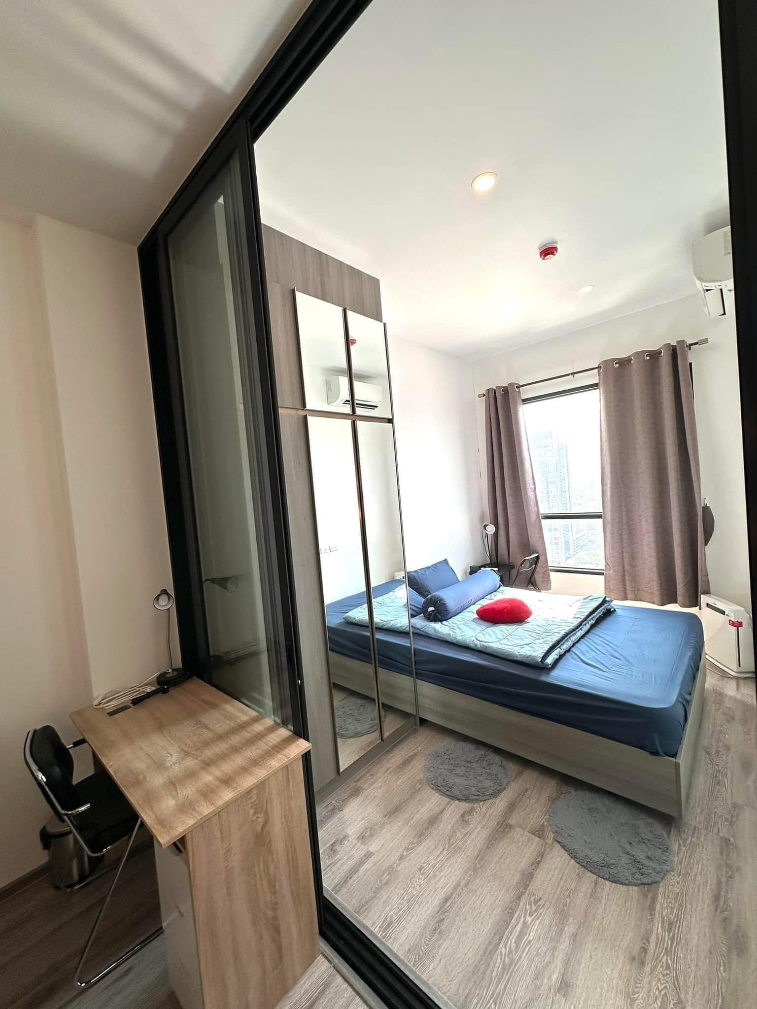 Fully furnished 1-bedroom condo, 28 sqm, at Knightsbridge Prime Onnut. High floor, city views, near BTS Onnut and Big C Onnut. Perfect for urban living.