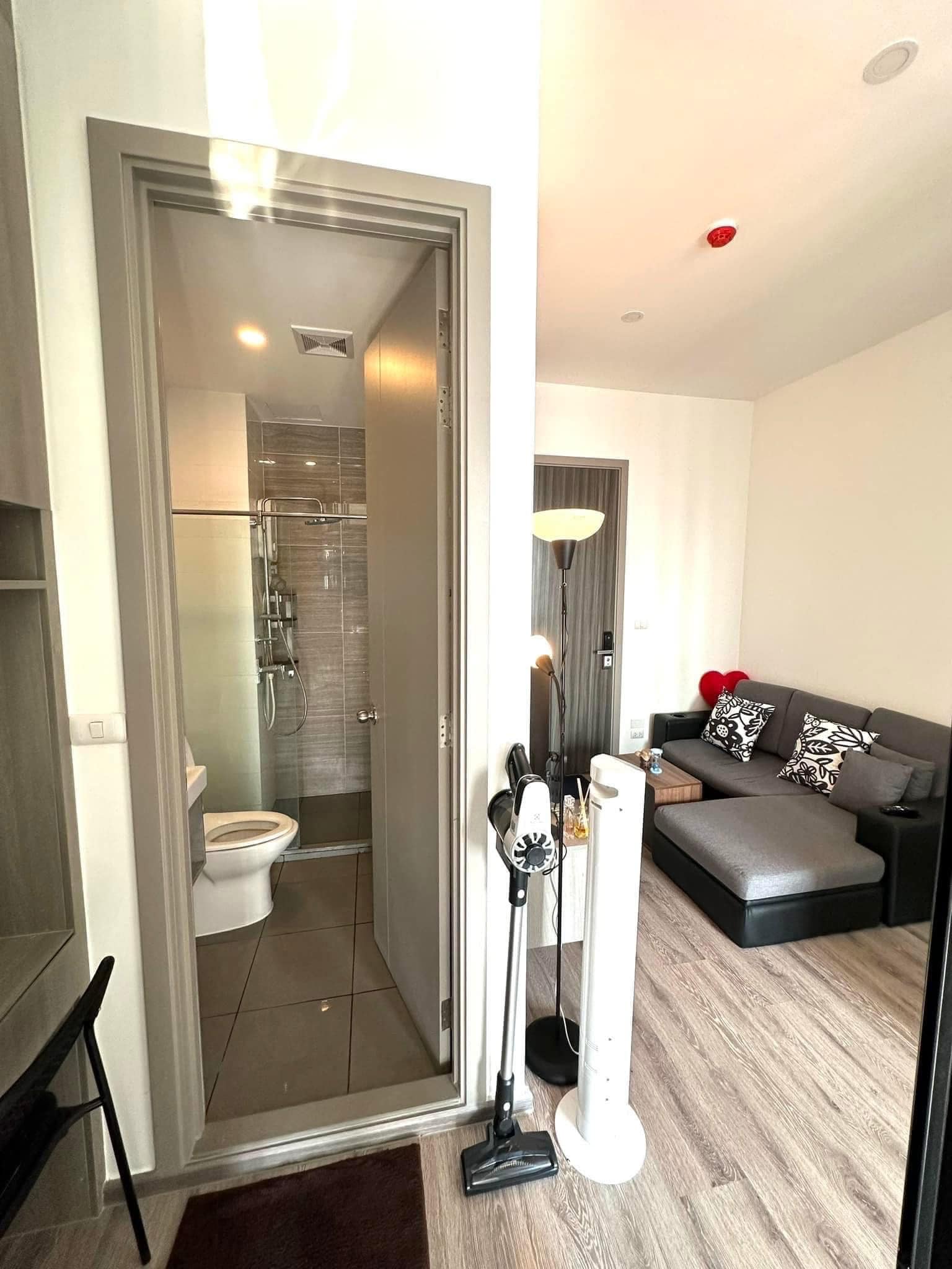 Fully furnished 1-bedroom condo, 28 sqm, at Knightsbridge Prime Onnut. High floor, city views, near BTS Onnut and Big C Onnut. Perfect for urban living.