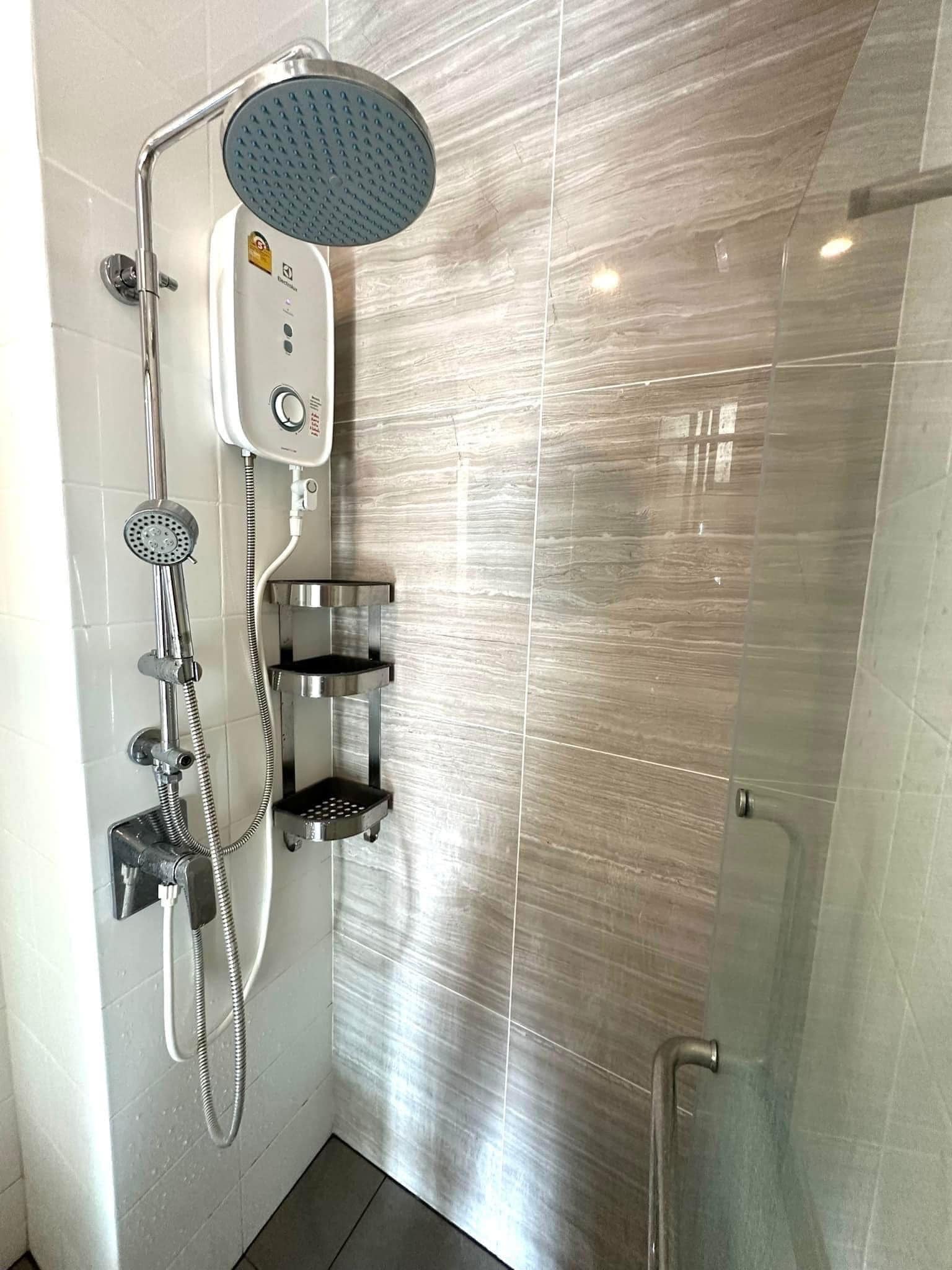 Fully furnished 1-bedroom condo, 28 sqm, at Knightsbridge Prime Onnut. High floor, city views, near BTS Onnut and Big C Onnut. Perfect for urban living.