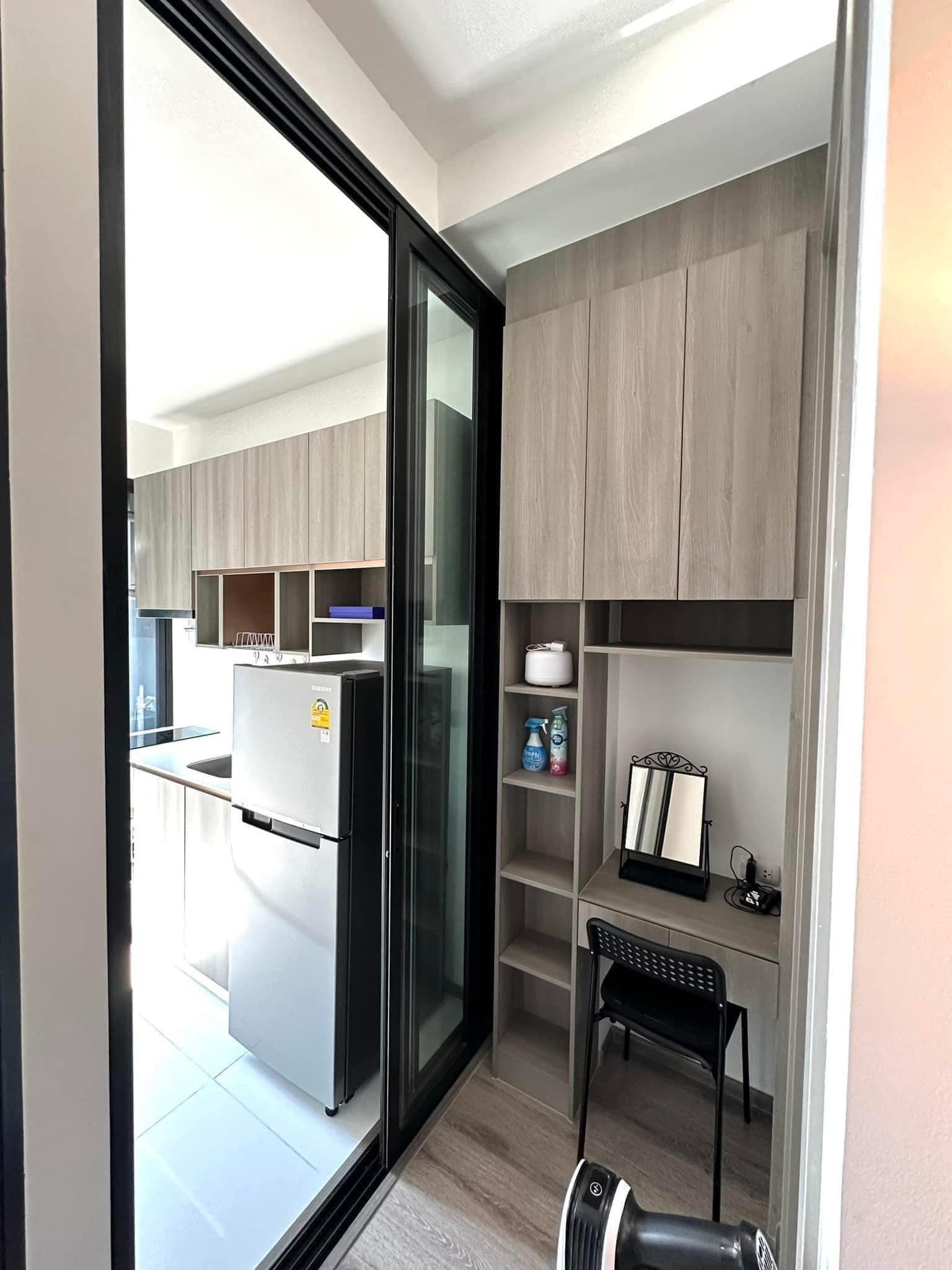 Fully furnished 1-bedroom condo, 28 sqm, at Knightsbridge Prime Onnut. High floor, city views, near BTS Onnut and Big C Onnut. Perfect for urban living.