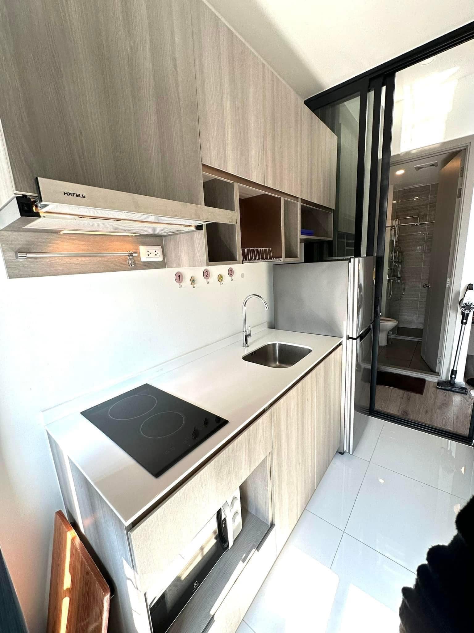 Fully furnished 1-bedroom condo, 28 sqm, at Knightsbridge Prime Onnut. High floor, city views, near BTS Onnut and Big C Onnut. Perfect for urban living.