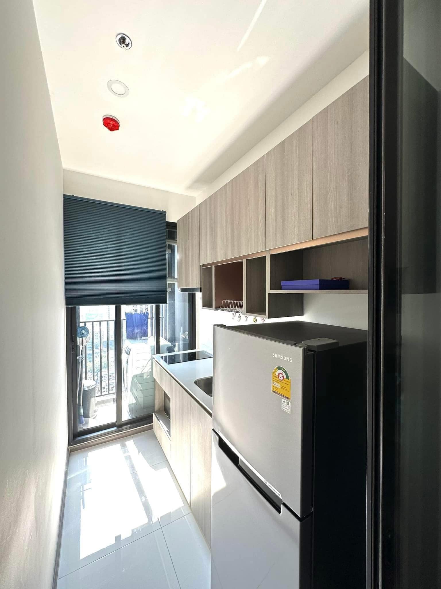 Fully furnished 1-bedroom condo, 28 sqm, at Knightsbridge Prime Onnut. High floor, city views, near BTS Onnut and Big C Onnut. Perfect for urban living.