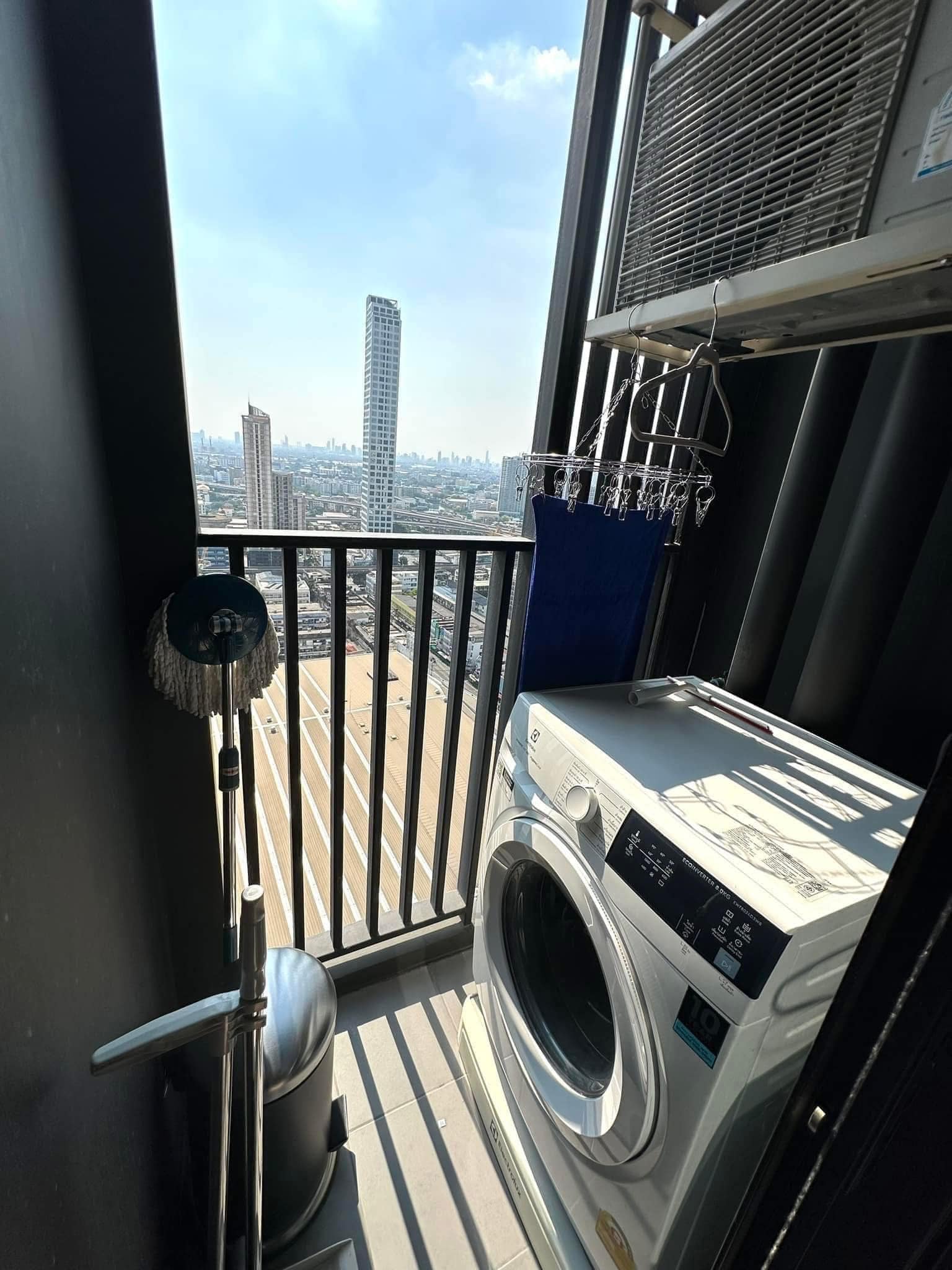Fully furnished 1-bedroom condo, 28 sqm, at Knightsbridge Prime Onnut. High floor, city views, near BTS Onnut and Big C Onnut. Perfect for urban living.