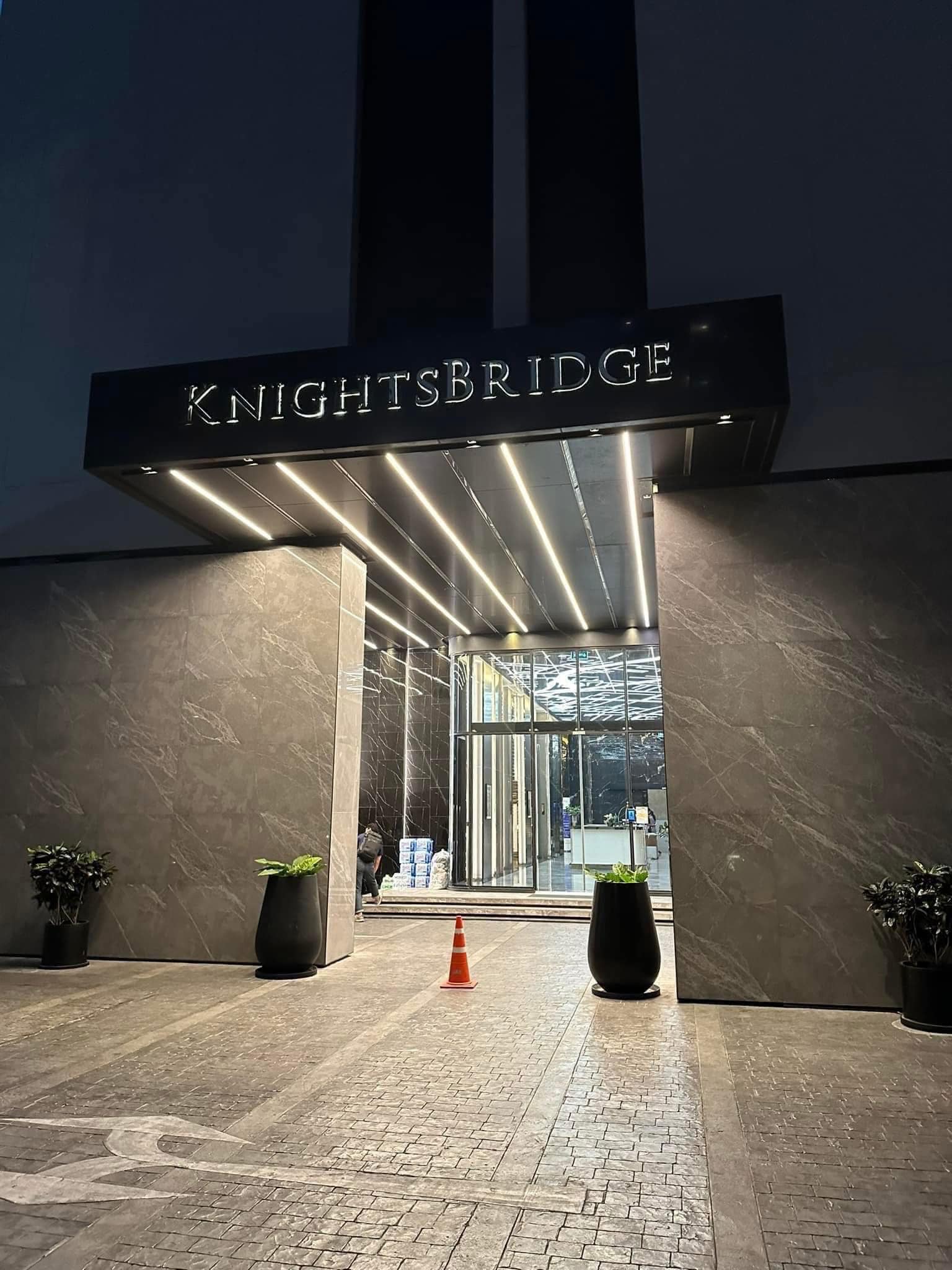 Fully furnished 1-bedroom condo, 28 sqm, at Knightsbridge Prime Onnut. High floor, city views, near BTS Onnut and Big C Onnut. Perfect for urban living.