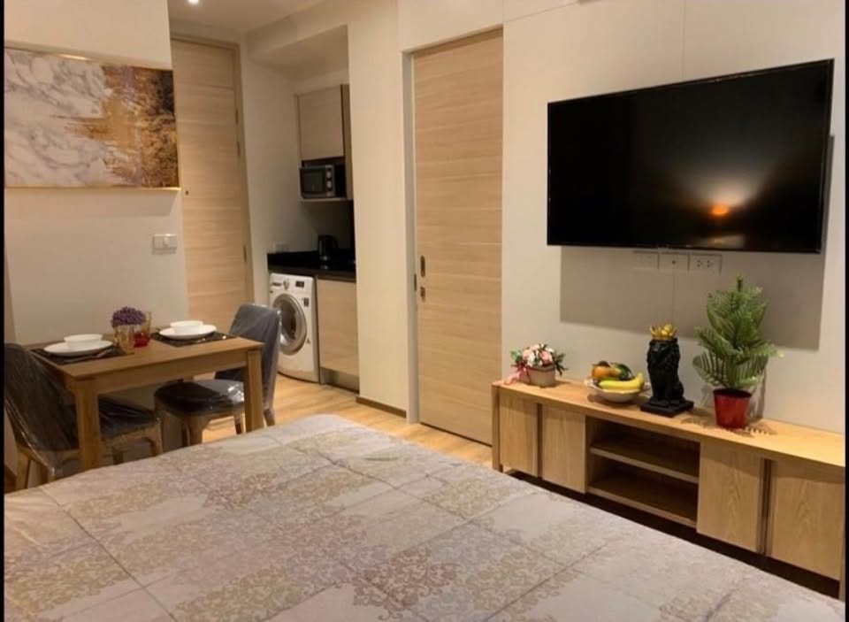 Fully furnished 1-bedroom condo, 28 sqm, at Park Origin Phrom Phong. High floor, stunning city views, 900m from BTS Phrom Phong. Perfect for urban living.