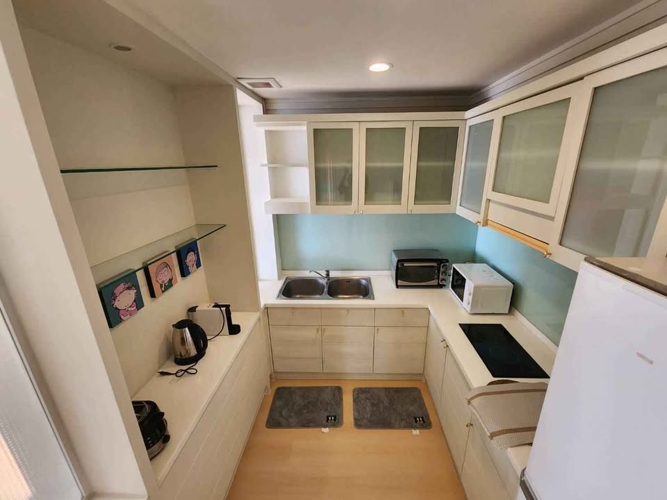 Spacious 2-bedroom, 2-bathroom penthouse at Sathorn Happyland Condo, 164 sqm, stunning views, cat-friendly, near BTS Saint Louis and Chong Nonsi.