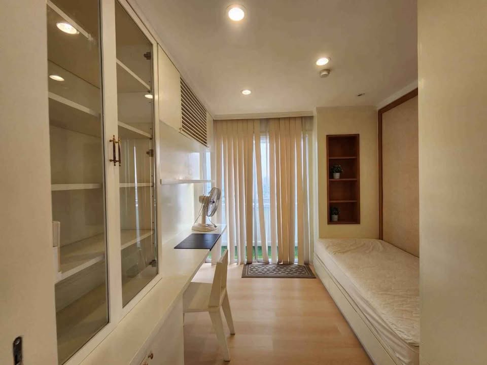 Spacious 2-bedroom, 2-bathroom penthouse at Sathorn Happyland Condo, 164 sqm, stunning views, cat-friendly, near BTS Saint Louis and Chong Nonsi.