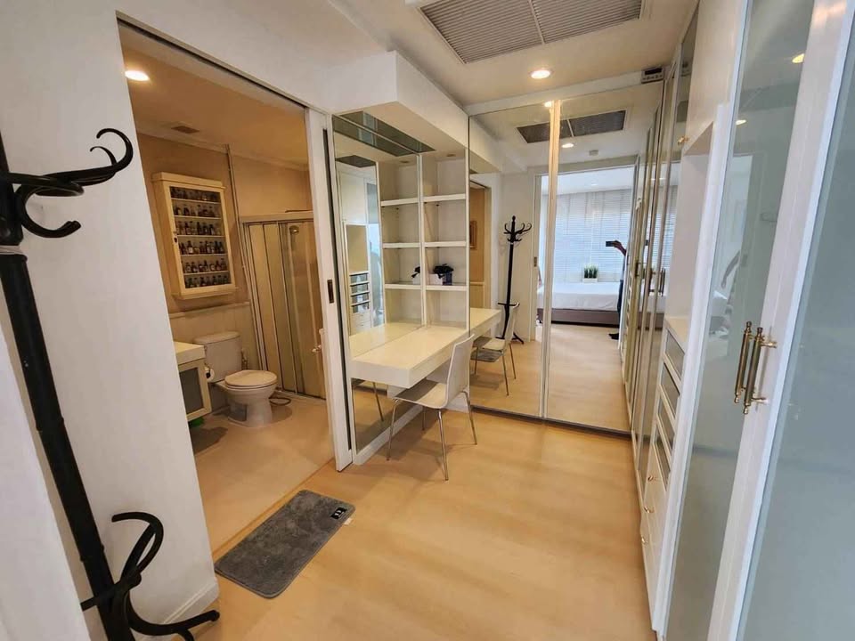 Spacious 2-bedroom, 2-bathroom penthouse at Sathorn Happyland Condo, 164 sqm, stunning views, cat-friendly, near BTS Saint Louis and Chong Nonsi.