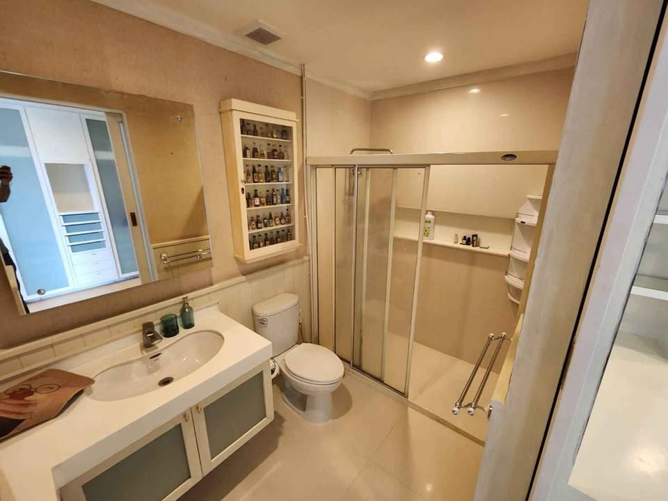 Spacious 2-bedroom, 2-bathroom penthouse at Sathorn Happyland Condo, 164 sqm, stunning views, cat-friendly, near BTS Saint Louis and Chong Nonsi.