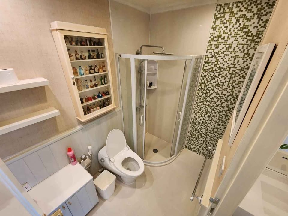 Spacious 2-bedroom, 2-bathroom penthouse at Sathorn Happyland Condo, 164 sqm, stunning views, cat-friendly, near BTS Saint Louis and Chong Nonsi.