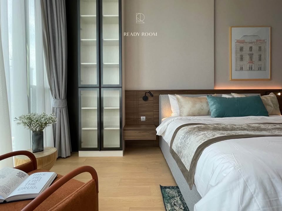 Luxury 2-bed, 2-bath combined unit at 28 Chidlom. 86 sqm, 24th floor, fully furnished, BTS Chidlom nearby. For sale 44M THB. Prime Bangkok location.