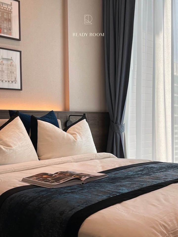 Luxury 2-bed, 2-bath combined unit at 28 Chidlom. 86 sqm, 24th floor, fully furnished, BTS Chidlom nearby. For sale 44M THB. Prime Bangkok location.