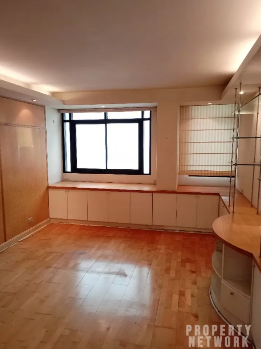 Spacious 1-Bedroom 1-Bathroom 52 sqm condo at Pipat Place For Sale ฿5,150,000. Just 360m from BTS Chong Nonsi. Great location in Silom, Bang Rak!