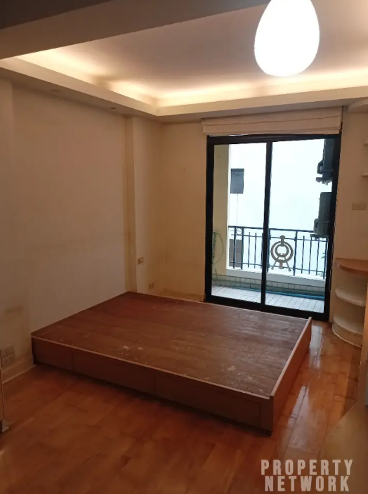 Spacious 1-Bedroom 1-Bathroom 52 sqm condo at Pipat Place For Sale ฿5,150,000. Just 360m from BTS Chong Nonsi. Great location in Silom, Bang Rak!
