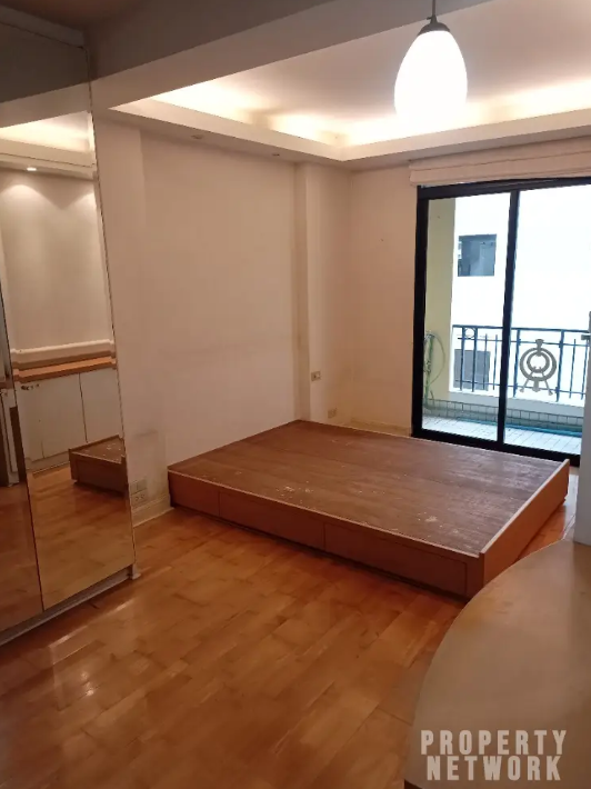 Spacious 1-Bedroom 1-Bathroom 52 sqm condo at Pipat Place For Sale ฿5,150,000. Just 360m from BTS Chong Nonsi. Great location in Silom, Bang Rak!