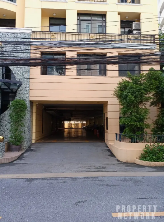 Spacious 1-Bedroom 1-Bathroom 52 sqm condo at Pipat Place For Sale ฿5,150,000. Just 360m from BTS Chong Nonsi. Great location in Silom, Bang Rak!