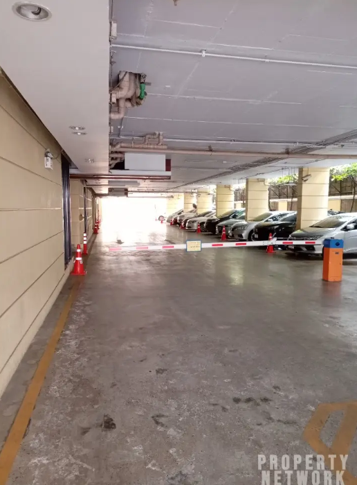Spacious 1-Bedroom 1-Bathroom 52 sqm condo at Pipat Place For Sale ฿5,150,000. Just 360m from BTS Chong Nonsi. Great location in Silom, Bang Rak!