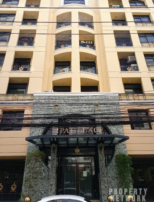 Spacious 1-Bedroom 1-Bathroom 52 sqm condo at Pipat Place For Sale ฿5,150,000. Just 360m from BTS Chong Nonsi. Great location in Silom, Bang Rak!