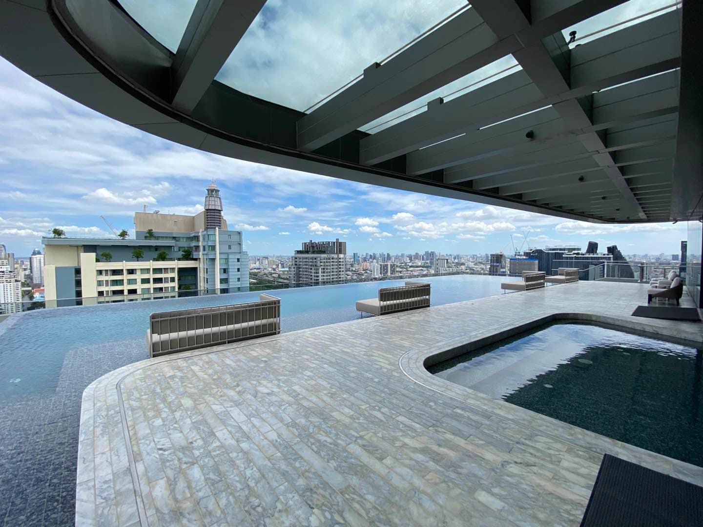 Luxury 2-Bedroom, 2-Bathroom, 77 sqm condo at The Esse at Singha Complex for rent ฿75,000/month. High floor, skyline view, fully furnished, MRT Phetchaburi.