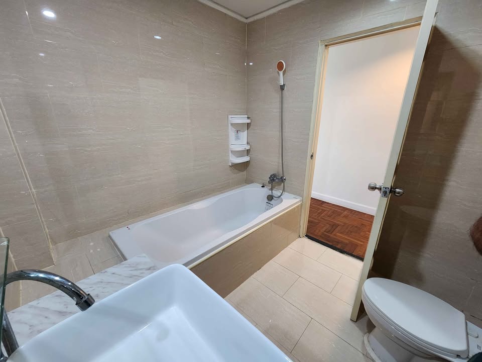 4-Bedroom, 3-Bathroom Condo at Premier Sukhumvit 24, 203 sqm, For Rent 65,000 THB, 450m to BTS Phrom Phong, Fully Furnished, Pet-Friendly