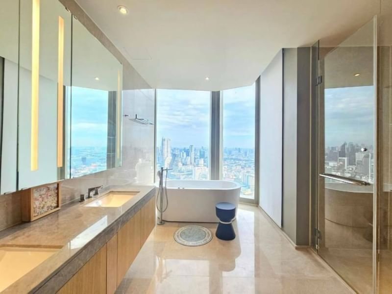 Spacious 4-bedroom, 6-bathroom duplex at Magnolias Waterfront Residences, 300 sqm, fully furnished, high floor with panoramic river and city views, next to ICONSIAM.