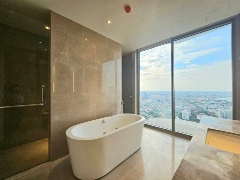 Spacious 4-bedroom, 6-bathroom duplex at Magnolias Waterfront Residences, 300 sqm, fully furnished, high floor with panoramic river and city views, next to ICONSIAM.